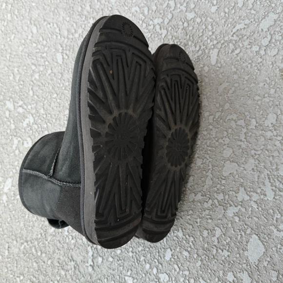UGG Women's Classic Mini Boot in Black Size 6 - Picture 10 of 12